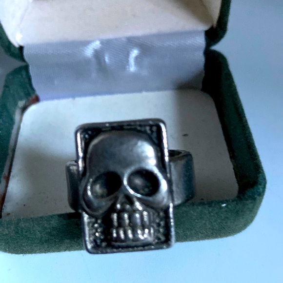 Skull Ring. Size 9 but back is open to enlarge the size - Picture 1 of 4